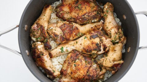 The browned chicken gets layeed on the rice.
