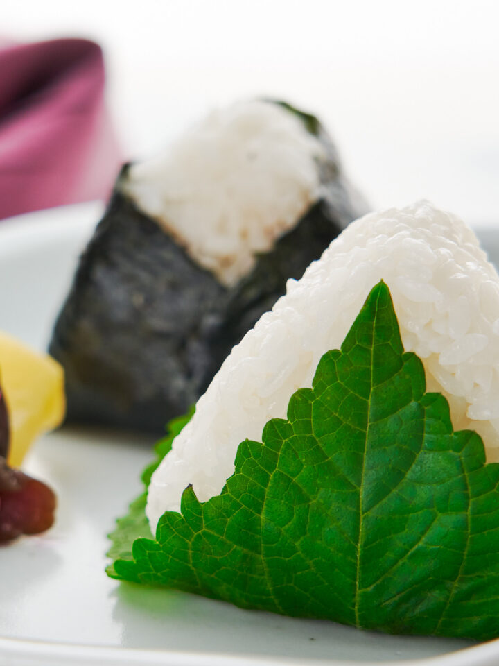 Easy onigiri rice ball recipe stuffed with a delicious mix of canned tuna, mayonnaise and soy sauce.